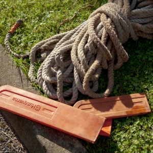 Taille de haies hautes avec matériel professionnel.
